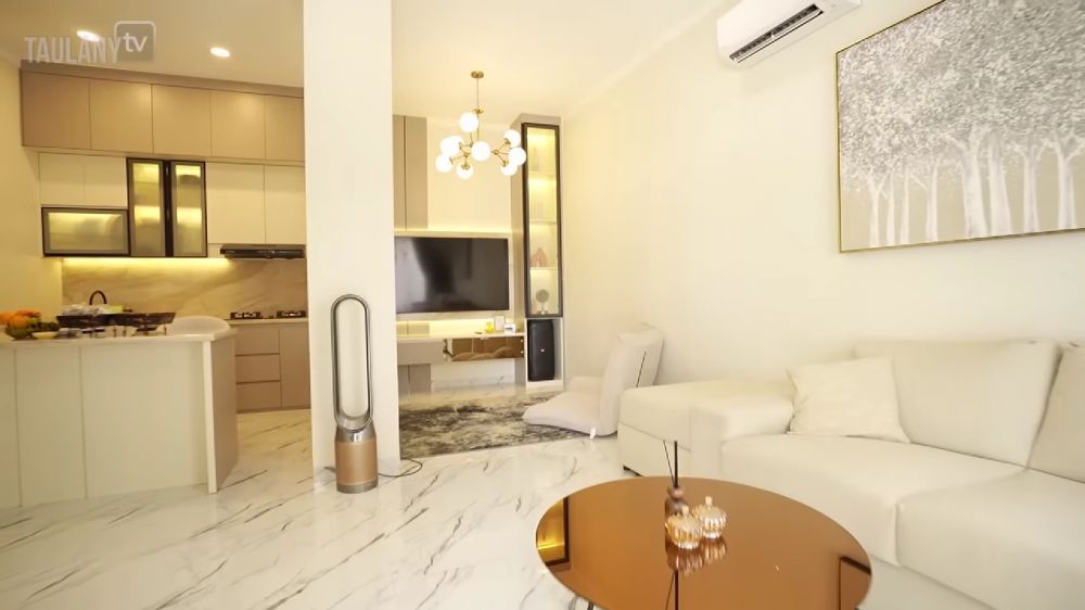 Beli rumah baru, 9 potret dapur Ebel Cobra segaris dengan ruang TV cocok buat ide desain hunian mungil