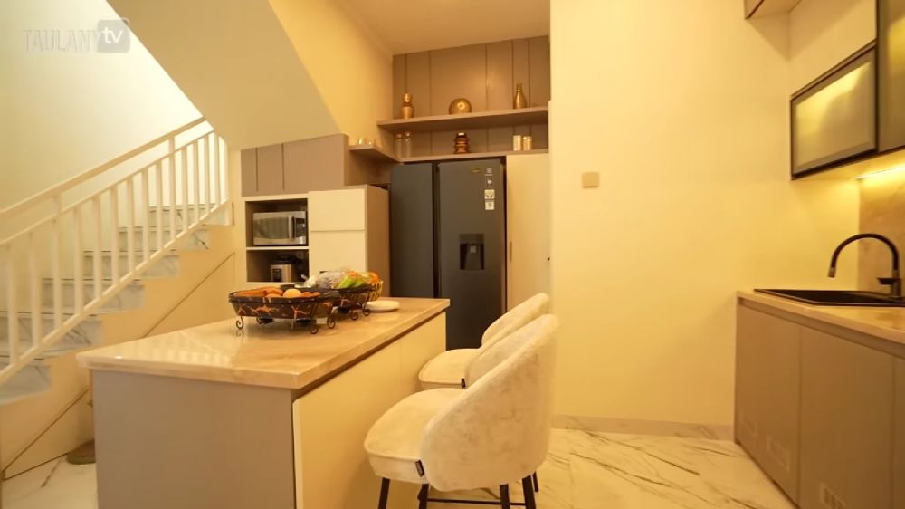 Beli rumah baru, 9 potret dapur Ebel Cobra segaris dengan ruang TV cocok buat ide desain hunian mungil
