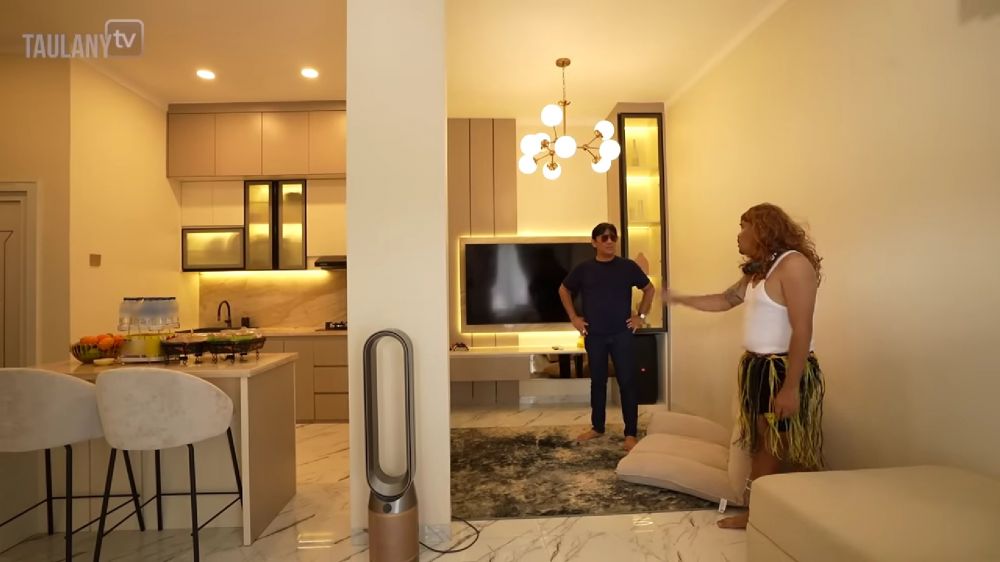 Beli rumah baru, 9 potret dapur Ebel Cobra segaris dengan ruang TV cocok buat ide desain hunian mungil