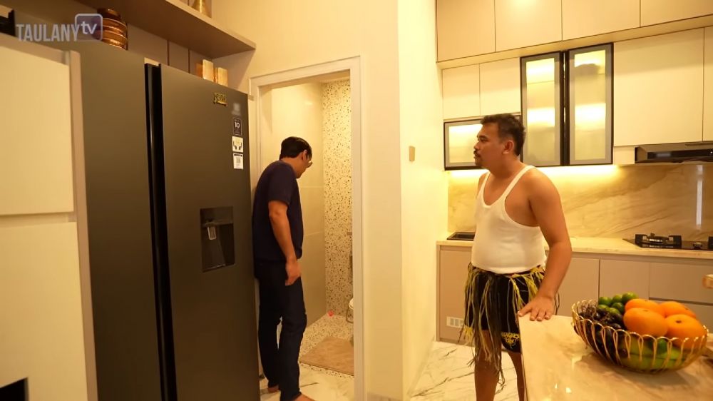 Beli rumah baru, 9 potret dapur Ebel Cobra segaris dengan ruang TV cocok buat ide desain hunian mungil