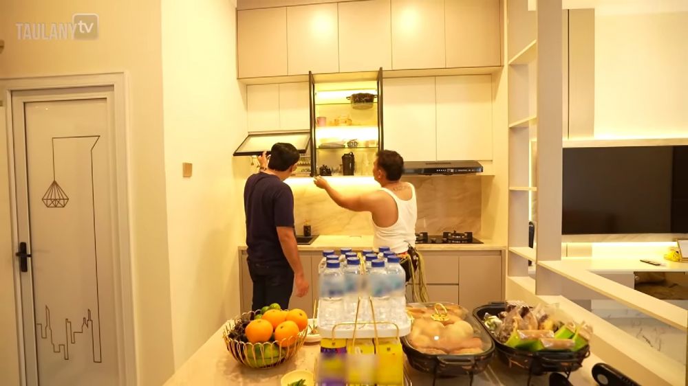 Beli rumah baru, 9 potret dapur Ebel Cobra segaris dengan ruang TV cocok buat ide desain hunian mungil