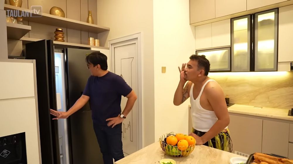Beli rumah baru, 9 potret dapur Ebel Cobra segaris dengan ruang TV cocok buat ide desain hunian mungil