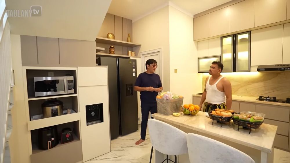 Beli rumah baru, 9 potret dapur Ebel Cobra segaris dengan ruang TV cocok buat ide desain hunian mungil