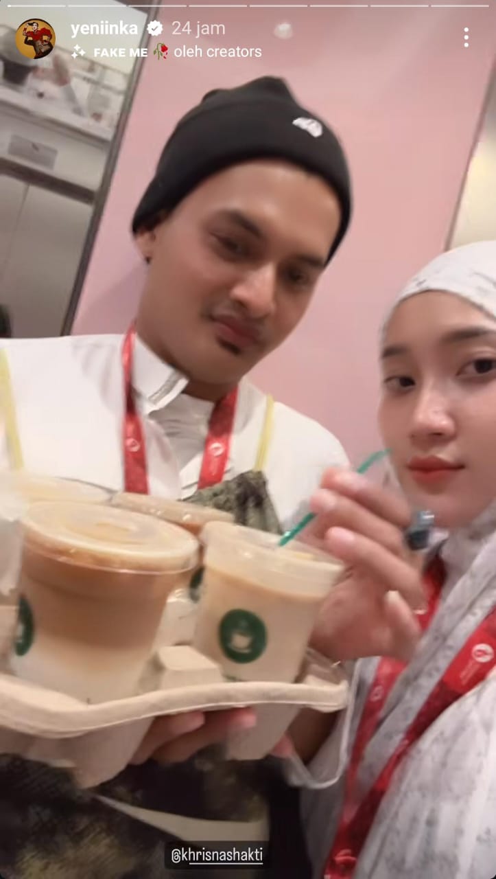 Penampilannya berhijab sukses bikin pangling, begini 8 momen Yeni Inka umrah bareng suami