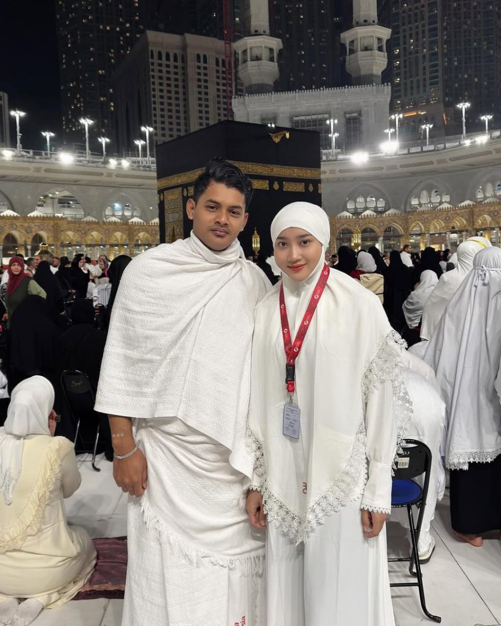 Penampilannya berhijab sukses bikin pangling, begini 8 momen Yeni Inka umrah bareng suami