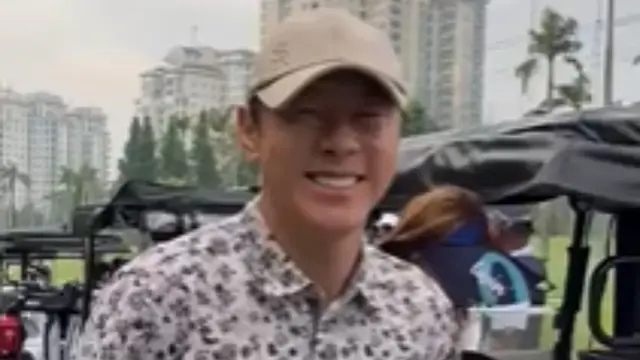 Potret Shin Tae-yong tampil perdana di depan publik usai dipecat, santai main golf