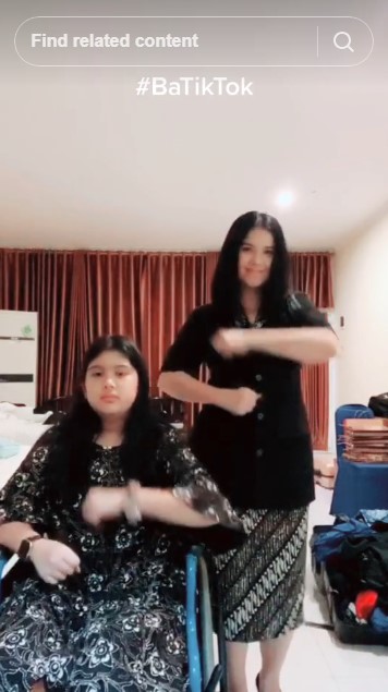 Beda 27 tahun tapi nggak kalah gaul dari anak, ini 9 momen Annisa Pohan kompak TikTok-an bareng Almira