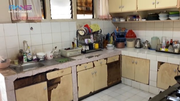 Raffi Ahmad saat kecil huni rumah sederhana, 9 potret interior dapurnya klasik penuh perabot jadul