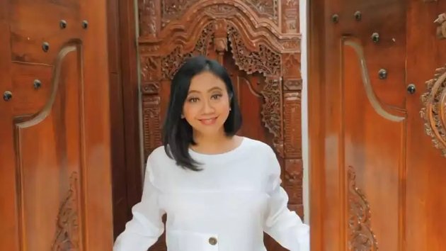 Desain rumah Asri Welas penuh ornamen Jawa tapi dapurnya dibuat bergaya modern, intip 9 potretnya