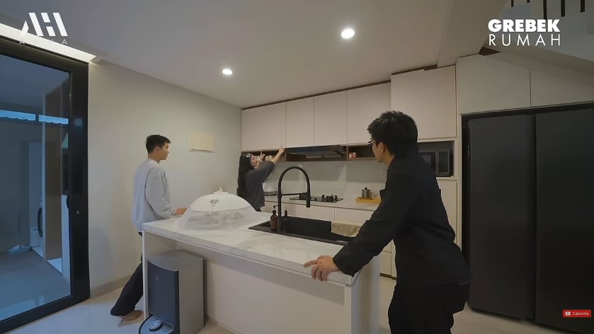 Bisa beli rumah mewah dari ngonten TikTok, 9 potret dapur Juan-Eve ini compact kabinetnya kamuflase