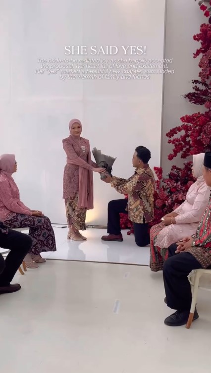 9 Potret Salma Salsabil dilamar Dimansyah Laitupa, berawal dari cinta lokasi di ajang Indonesian Idol