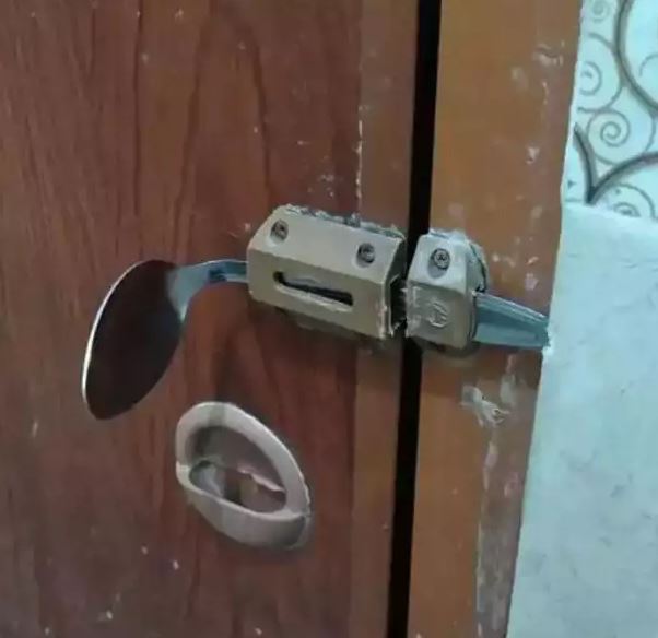 Dari salah pasang sampai tak bisa ditutup rapat, 11 potret desain pintu toilet ini bikin geleng kepala