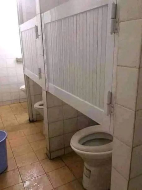 Dari salah pasang sampai tak bisa ditutup rapat, 11 potret desain pintu toilet ini bikin geleng kepala