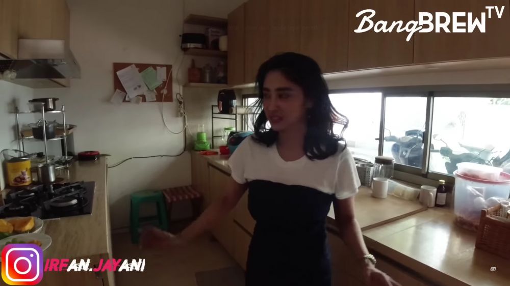 Tak lagi huni kos triplek, 10 potret dapur Dewi Perssik di rumah Rp 30 M ini mewah