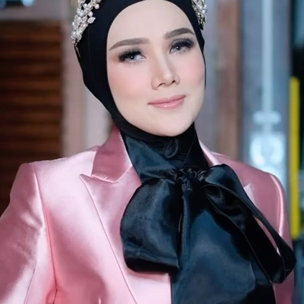 Parasnya dulu disebut mirip Dul, intip 11 potret lawas Mulan Jameela saat masih jadi model video klip