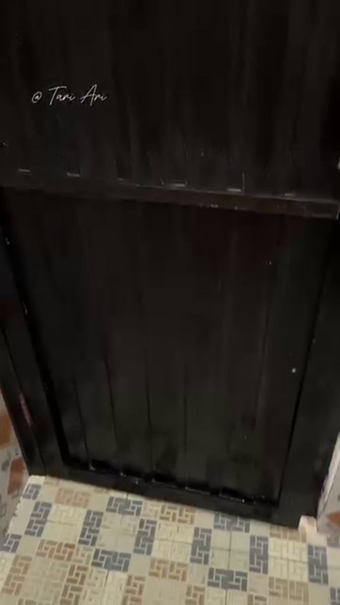 Kerak putih di pintu kamar mandi bikin tampilannya dekil, begini trik mengubahnya agar mengilap lagi