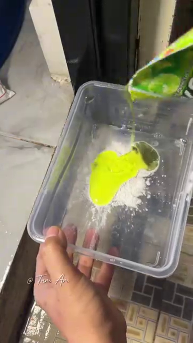 Kerak putih di pintu kamar mandi bikin tampilannya dekil, begini trik mengubahnya agar mengilap lagi