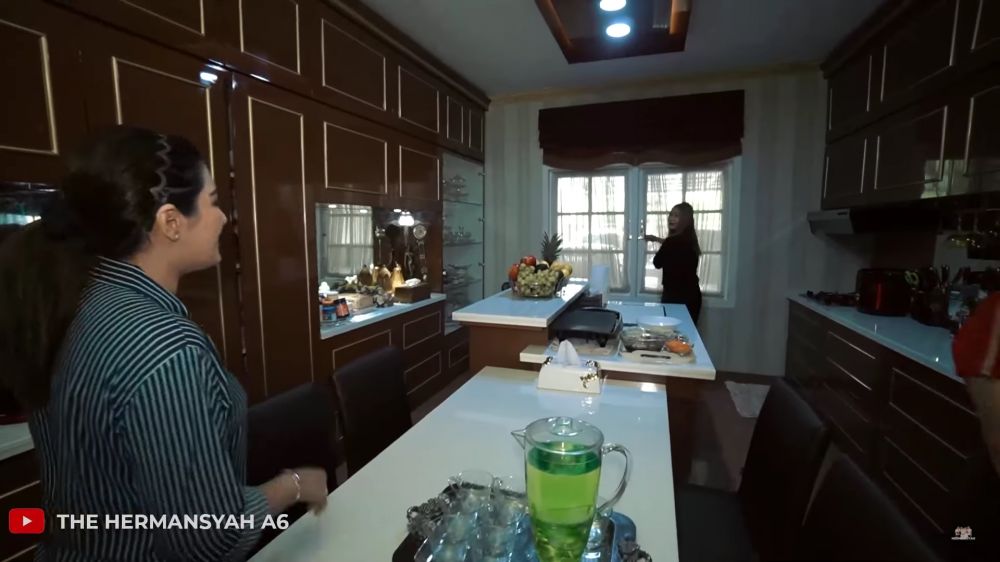 Punya chef pribadi jebolan MasterChef, 9 potret dapur Inul ini vibesnya serasa masak di kastil