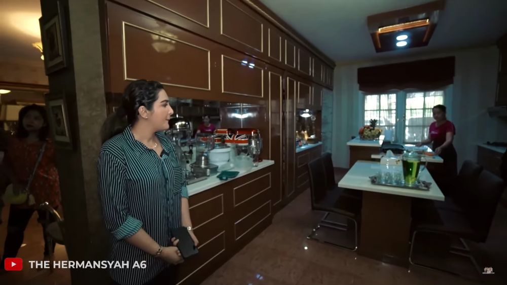 Punya chef pribadi jebolan MasterChef, 9 potret dapur Inul ini vibesnya serasa masak di kastil