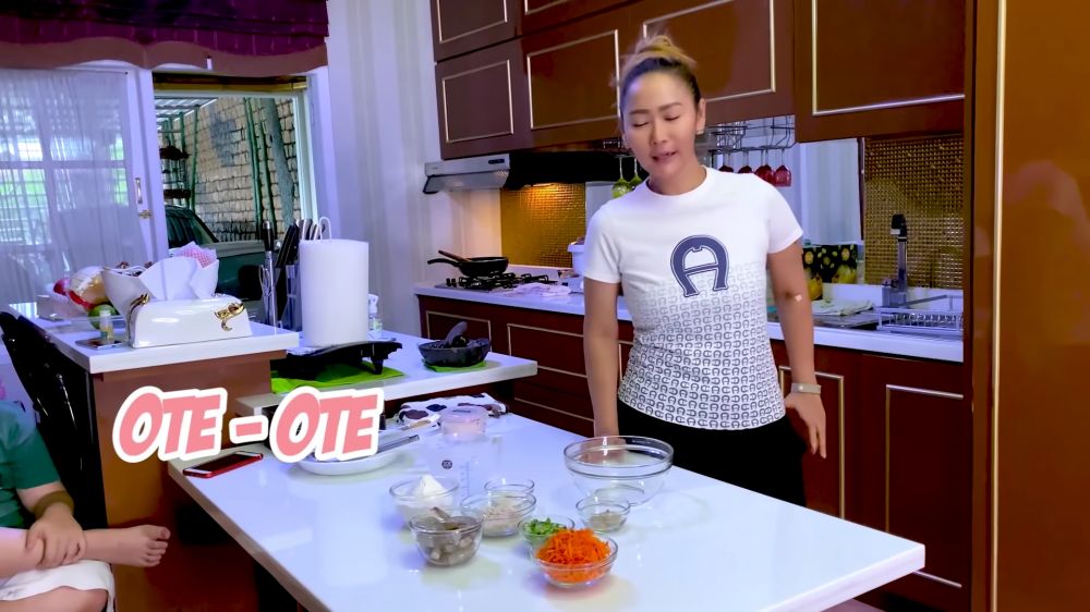 Punya chef pribadi jebolan MasterChef, 9 potret dapur Inul ini vibesnya serasa masak di kastil