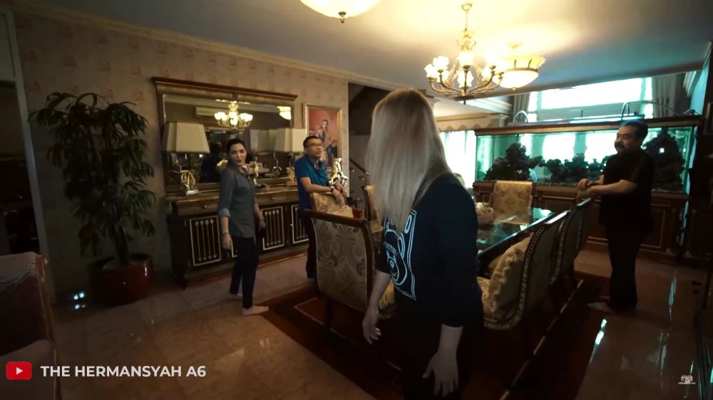 Punya chef pribadi jebolan MasterChef, 9 potret dapur Inul ini vibesnya serasa masak di kastil