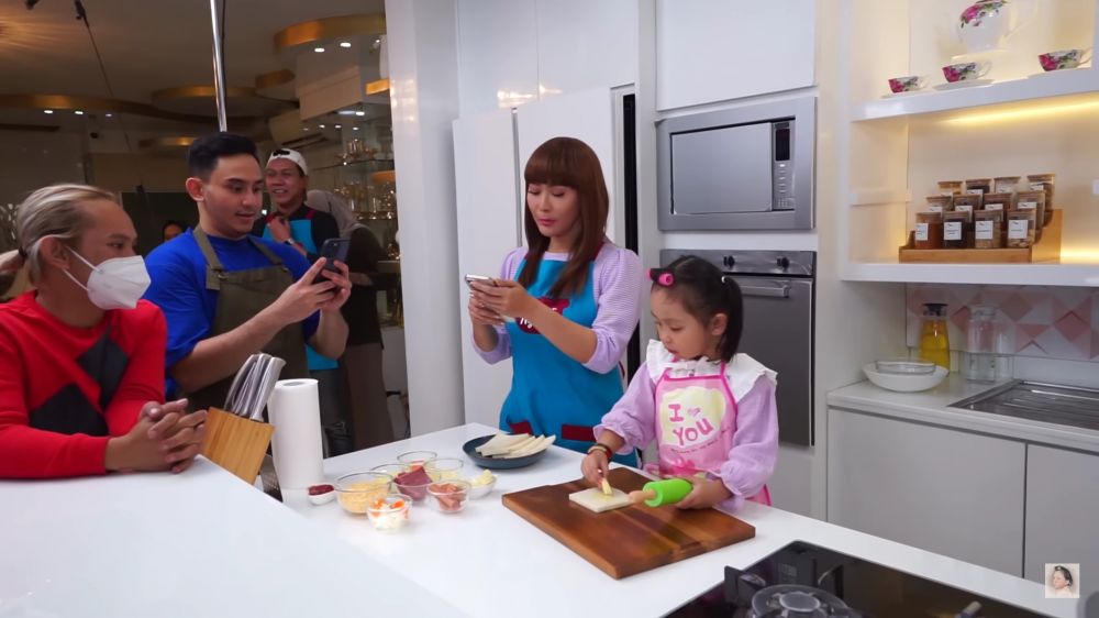 Punya chef pribadi jebolan MasterChef, 9 potret dapur Inul ini vibesnya serasa masak di kastil