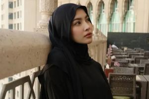 Pesona Mahalini umrah dengan gaya pasmina meleyot, netizen sebut bakal jadi tren 2025