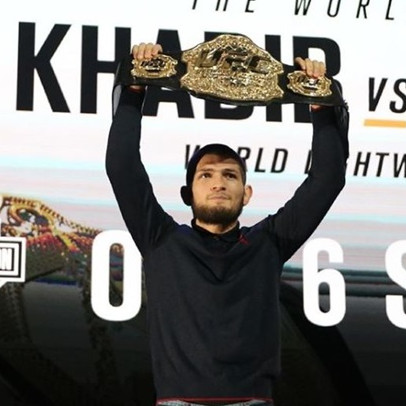 Khabib Nurmagomedov dikeluarkan dari pesawat, maskapai menyangkal rasisme