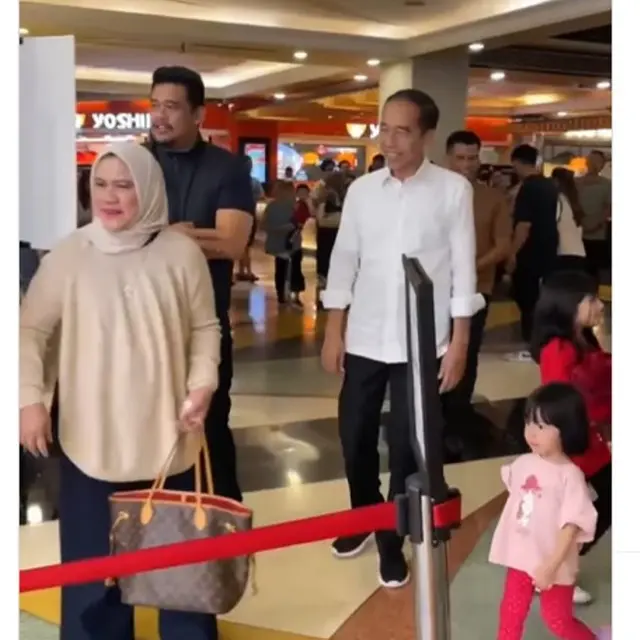 Iriana Jokowi momong cucu di mal, tas branded seharga sepeda motor 