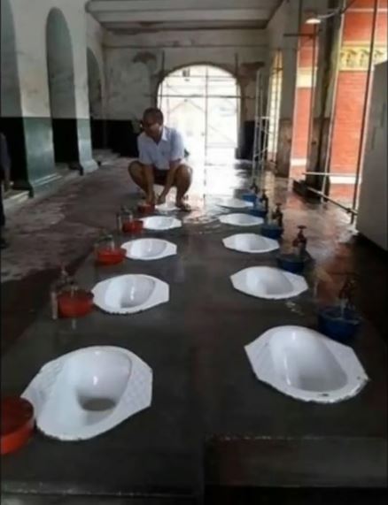 Nggak habis pikir, 11 potret desain toilet ini anehnya kebangetan, dari miring sampai pemandangan alam