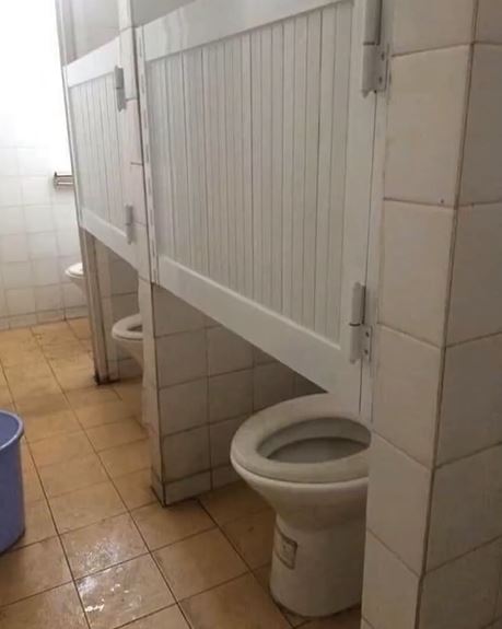 Nggak habis pikir, 11 potret desain toilet ini anehnya kebangetan, dari miring sampai pemandangan alam