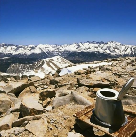 Nggak habis pikir, 11 potret desain toilet ini anehnya kebangetan, dari miring sampai pemandangan alam