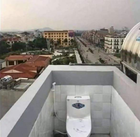 Nggak habis pikir, 11 potret desain toilet ini anehnya kebangetan, dari miring sampai pemandangan alam