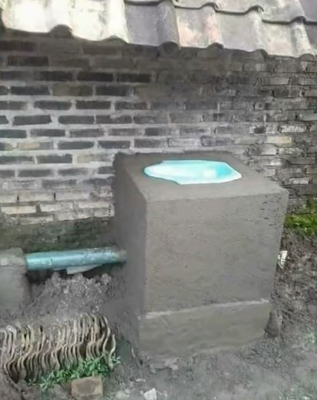 Nggak habis pikir, 11 potret desain toilet ini anehnya kebangetan, dari miring sampai pemandangan alam