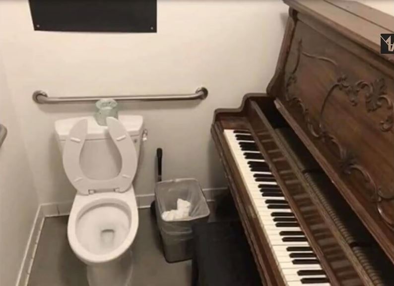 Nggak habis pikir, 11 potret desain toilet ini anehnya kebangetan, dari miring sampai pemandangan alam