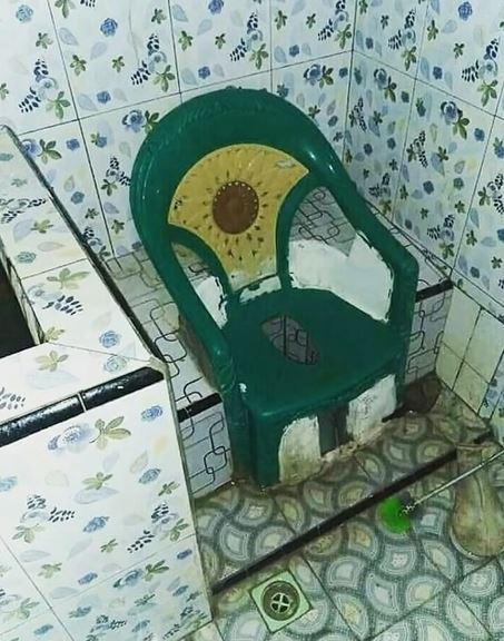 Nggak habis pikir, 11 potret desain toilet ini anehnya kebangetan, dari miring sampai pemandangan alam