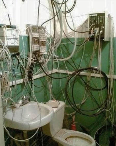 Nggak habis pikir, 11 potret desain toilet ini anehnya kebangetan, dari miring sampai pemandangan alam