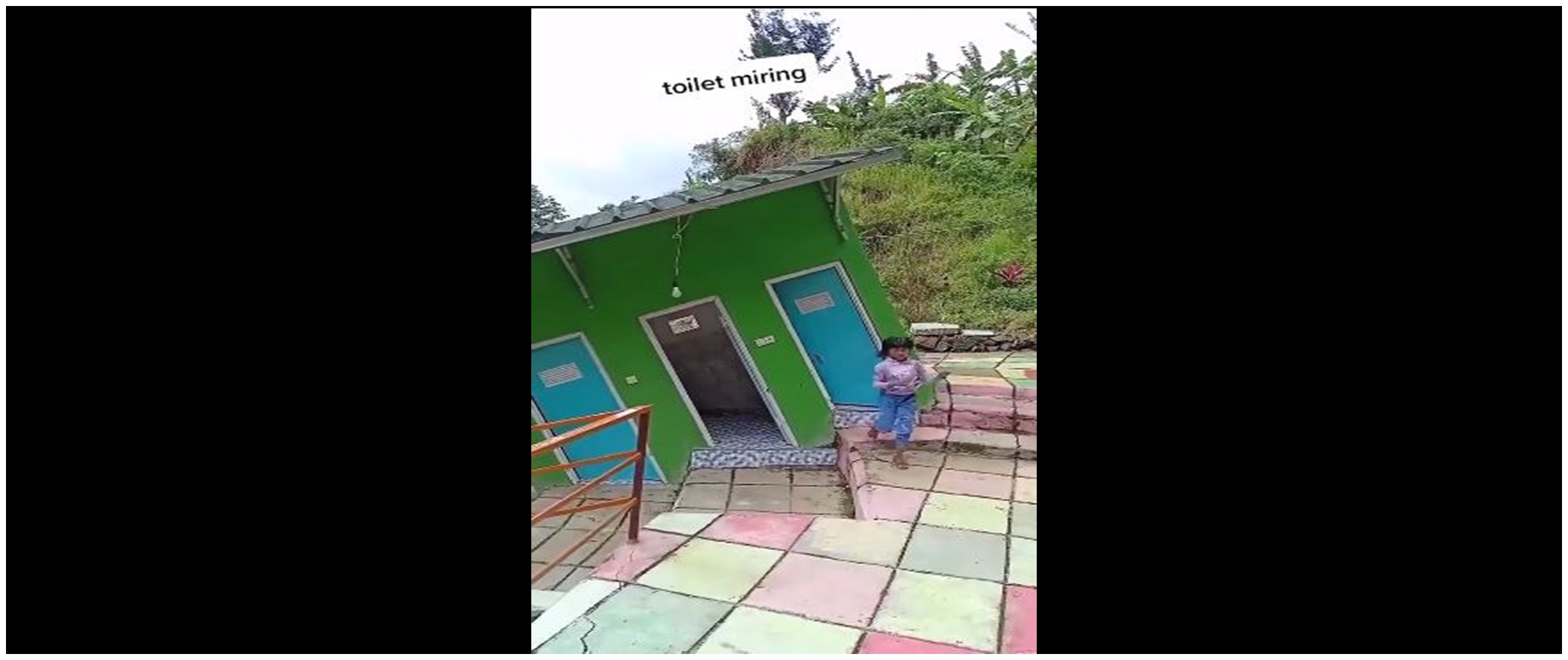 Nggak habis pikir, 11 potret desain toilet ini anehnya kebangetan, dari miring sampai pemandangan alam