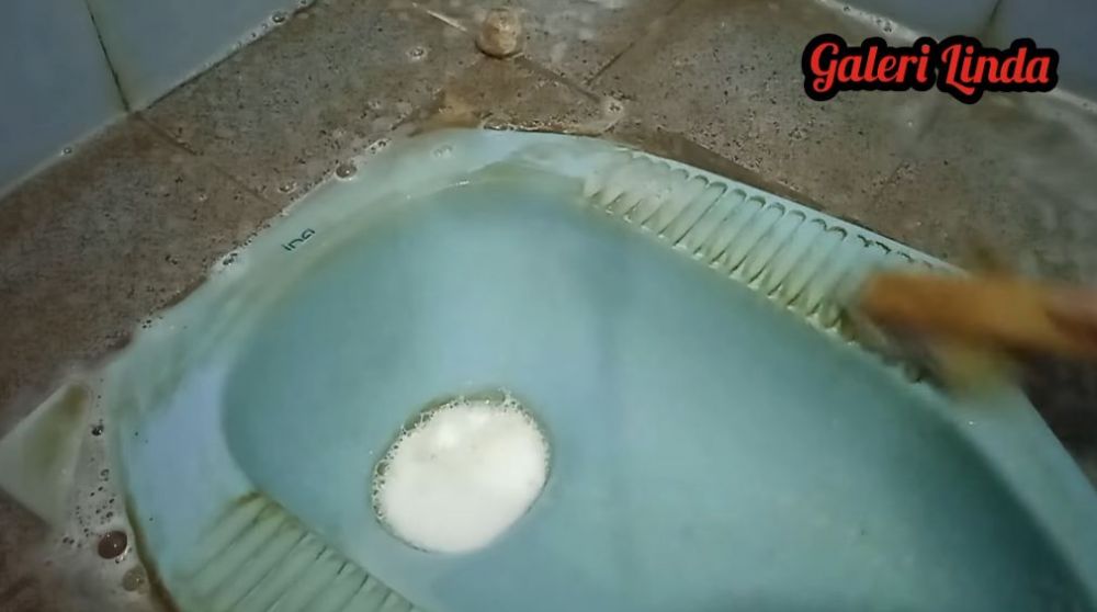 Trik bersihkan kerak kuning di kloset ini ampuh cuma pakai 2 bahan dapur