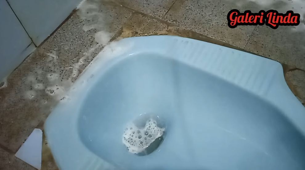 Trik bersihkan kerak kuning di kloset ini ampuh cuma pakai 2 bahan dapur