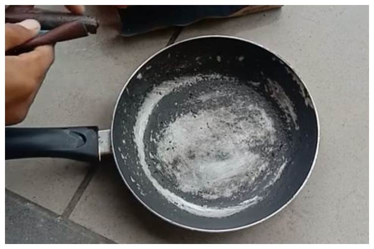 Cara sederhana memperbaiki lapisan teflon rusak hanya dengan Rp2.000, langsung aman dipakai lagi