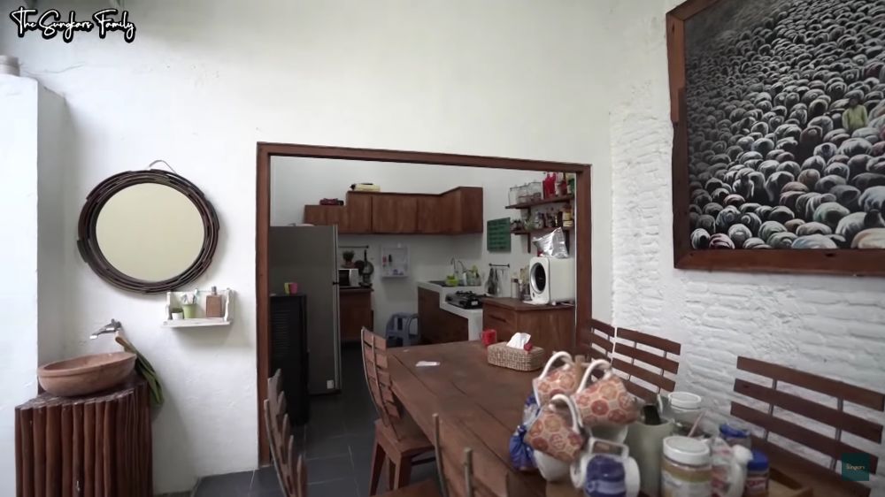 Rumahnya disebut mirip kos-kosan, ini 9 potret dapur sederhana dan klasik Zaskia Adya Mecca di Jogja