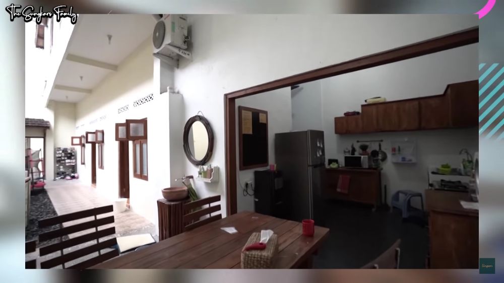 Rumahnya disebut mirip kos-kosan, ini 9 potret dapur sederhana dan klasik Zaskia Adya Mecca di Jogja