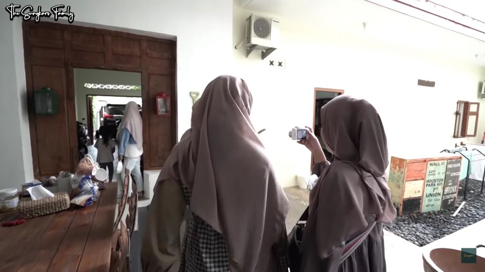 Rumahnya disebut mirip kos-kosan, ini 9 potret dapur sederhana dan klasik Zaskia Adya Mecca di Jogja