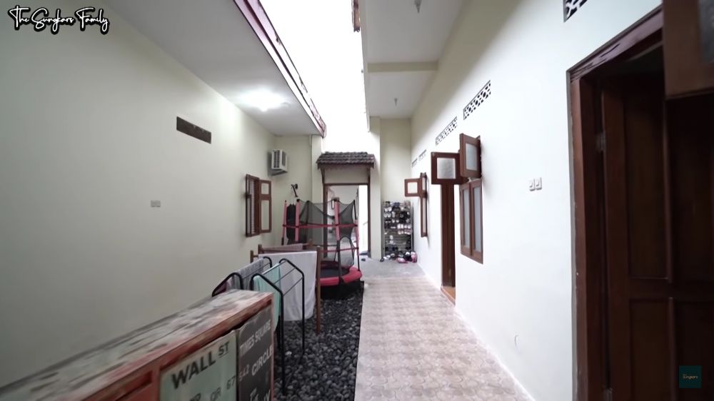 Rumahnya disebut mirip kos-kosan, ini 9 potret dapur sederhana dan klasik Zaskia Adya Mecca di Jogja