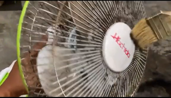 Trik bersihkan kipas angin ala bapak-bapak ini praktis, kinclong tanpa dibongkar