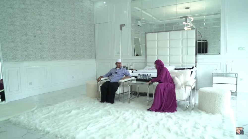 Megah bak kastil ditaksir Rp 40 M, intip 13 potret rumah Kartika Putri dan Habib Usman