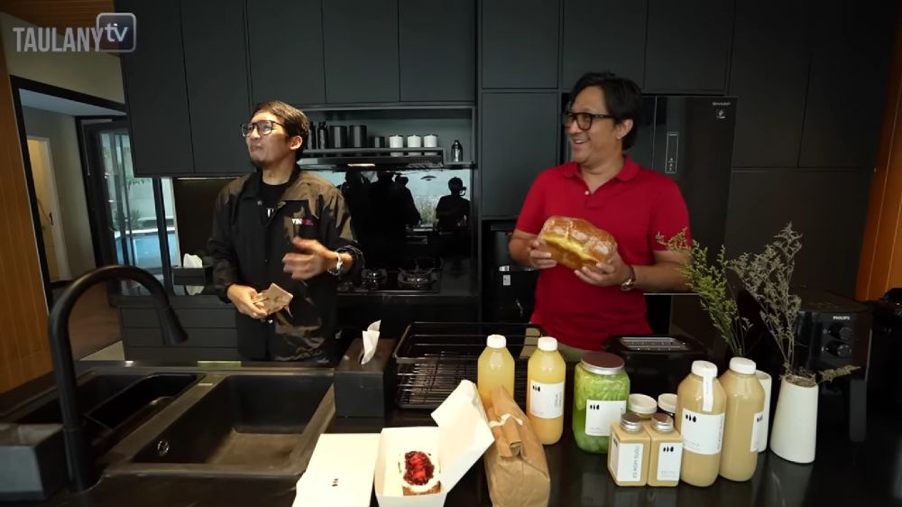 11 Potret dapur Natasha Rizky berdinding kayu, ada pantry rahasia