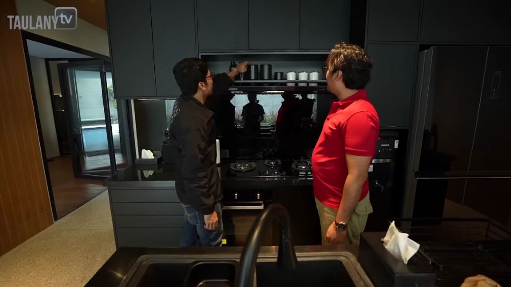 11 Potret dapur Natasha Rizky berdinding kayu, ada pantry rahasia