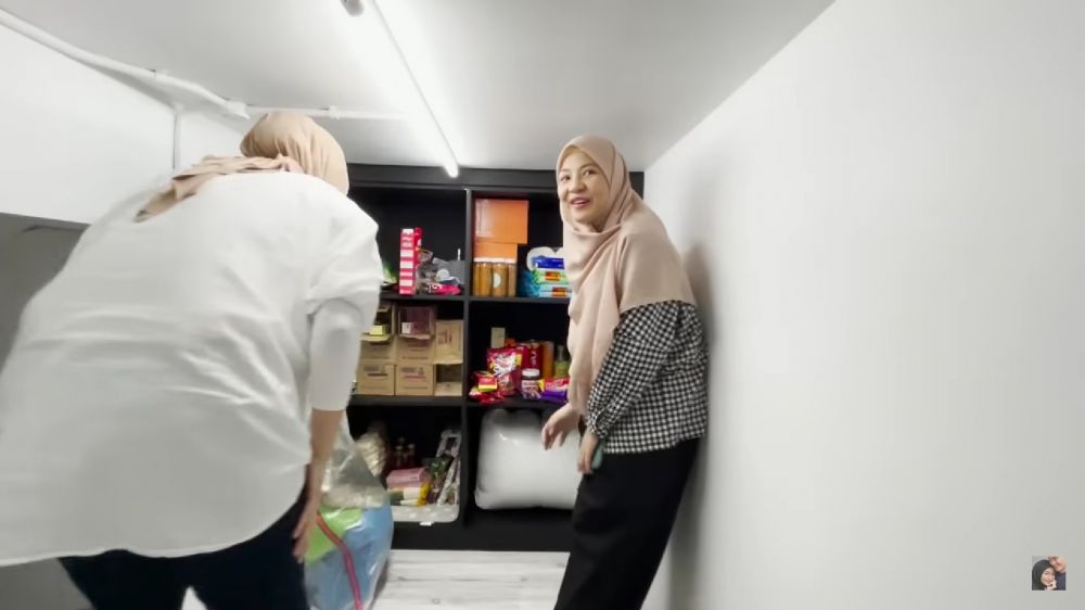 11 Potret dapur Natasha Rizky berdinding kayu, ada pantry rahasia